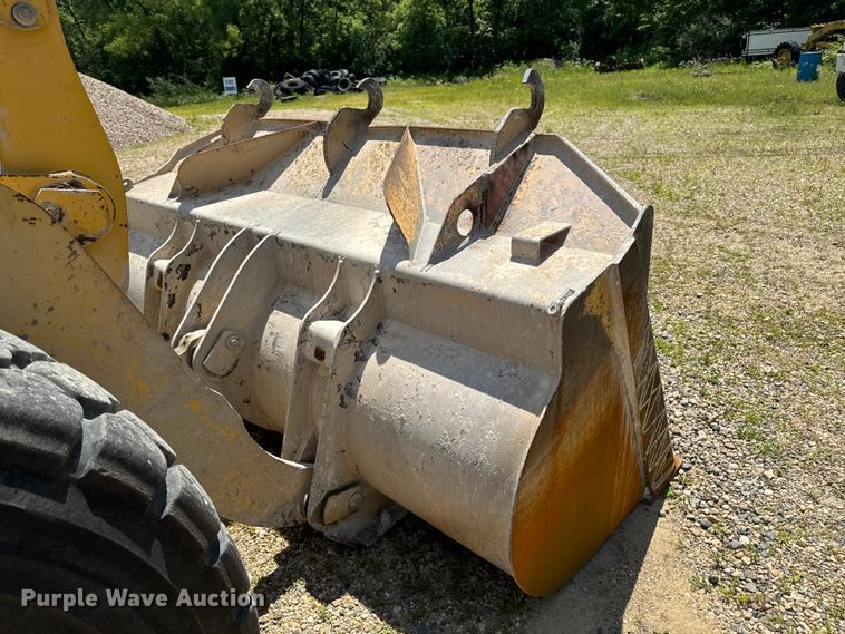image for item FB5758 1999 Komatsu WA320-3 wheel loader