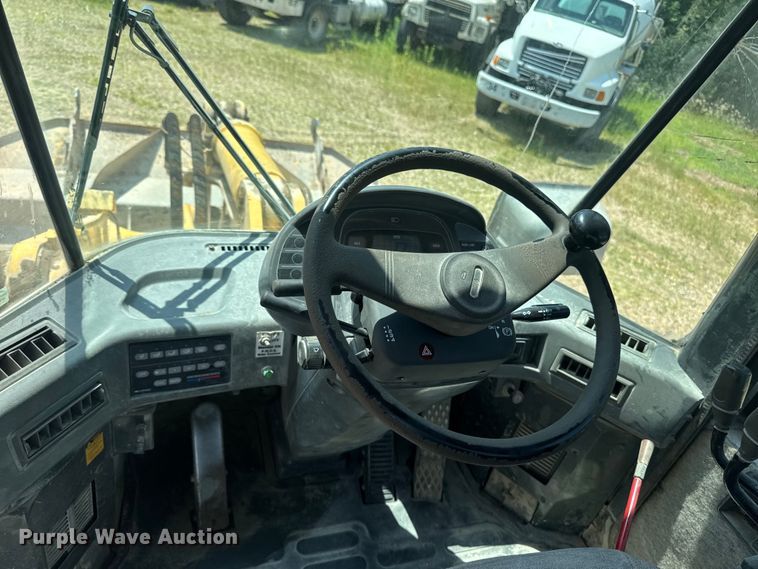 image for item FB5758 1999 Komatsu WA320-3 wheel loader