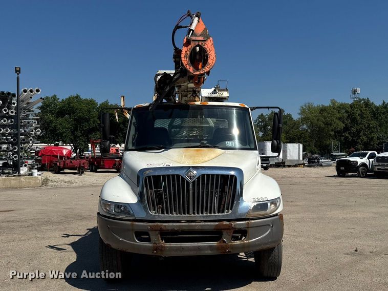image for item FB5773 2003 International 4300 digger derrick truck