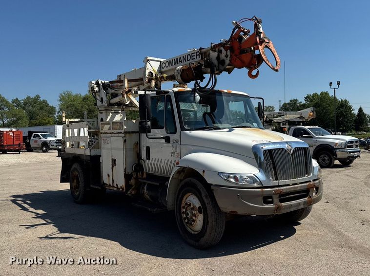 image for item FB5773 2003 International 4300 digger derrick truck