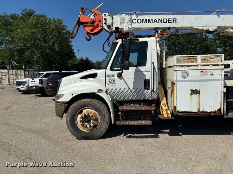image for item FB5773 2003 International 4300 digger derrick truck