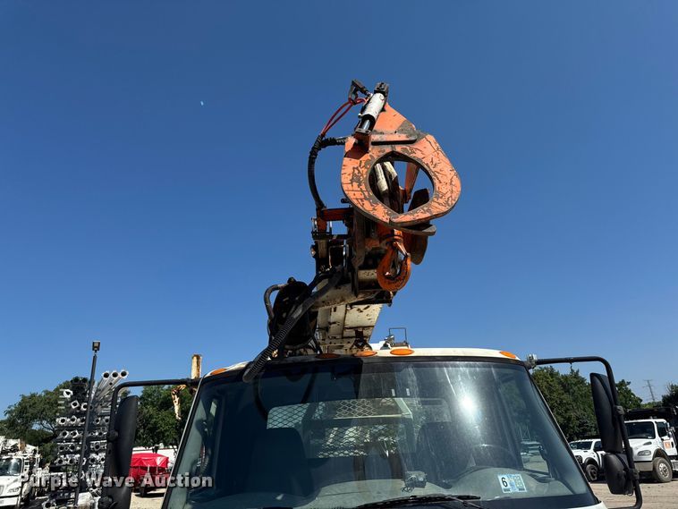 image for item FB5773 2003 International 4300 digger derrick truck