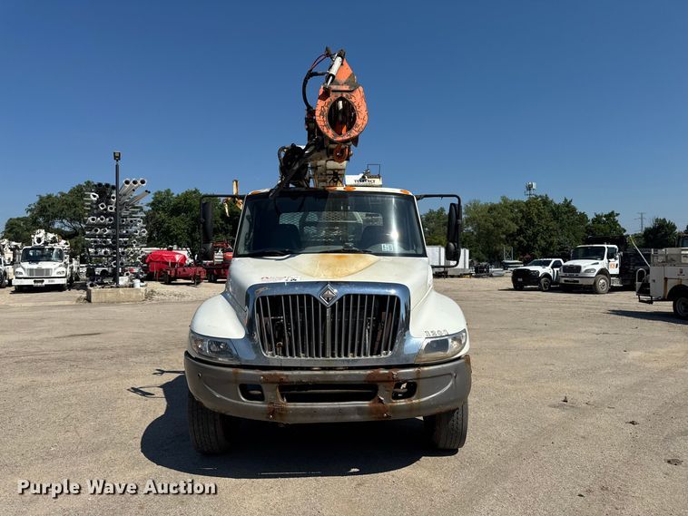 image for item FB5773 2003 International 4300 digger derrick truck