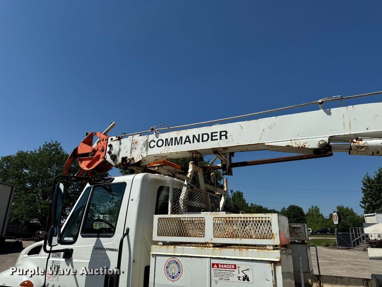 image for item FB5773 2003 International 4300 digger derrick truck