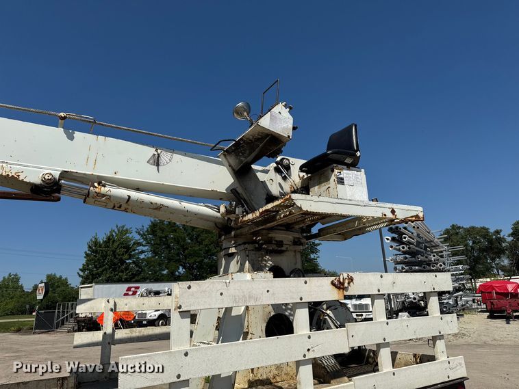 image for item FB5773 2003 International 4300 digger derrick truck