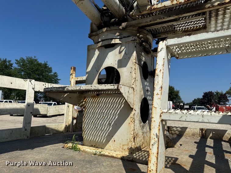 image for item FB5773 2003 International 4300 digger derrick truck