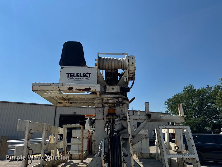 image for item FB5773 2003 International 4300 digger derrick truck