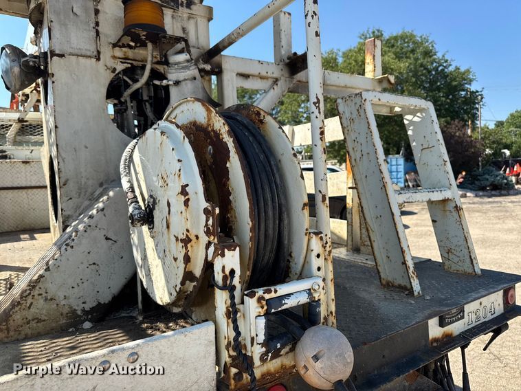 image for item FB5773 2003 International 4300 digger derrick truck