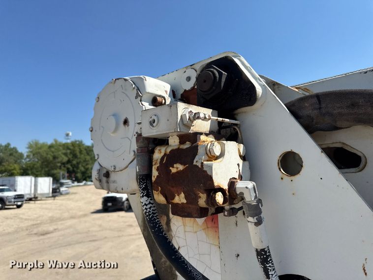 image for item FB5773 2003 International 4300 digger derrick truck