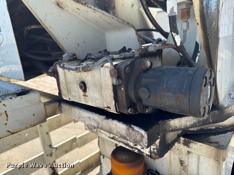 image for item FB5773 2003 International 4300 digger derrick truck