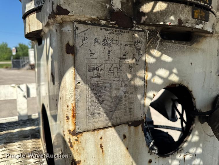 image for item FB5773 2003 International 4300 digger derrick truck