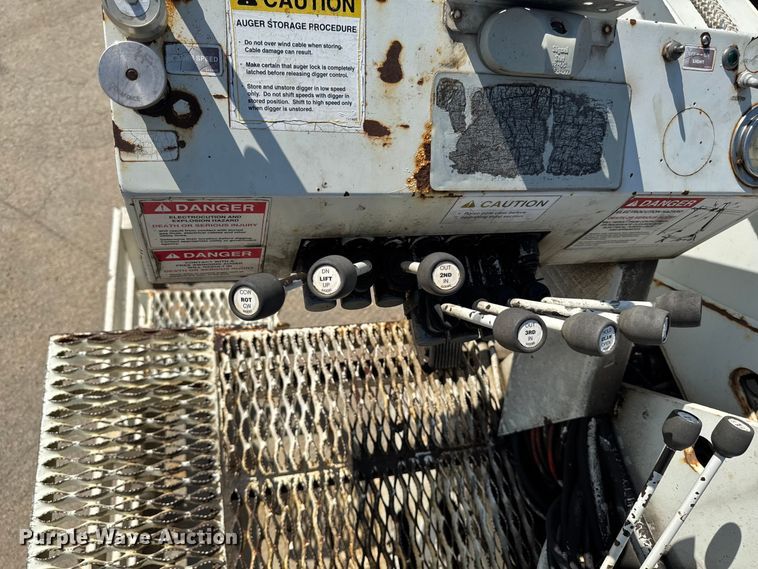 image for item FB5773 2003 International 4300 digger derrick truck