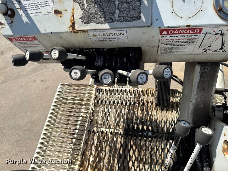 image for item FB5773 2003 International 4300 digger derrick truck