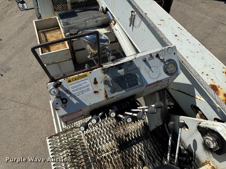 image for item FB5773 2003 International 4300 digger derrick truck