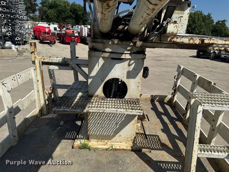image for item FB5773 2003 International 4300 digger derrick truck