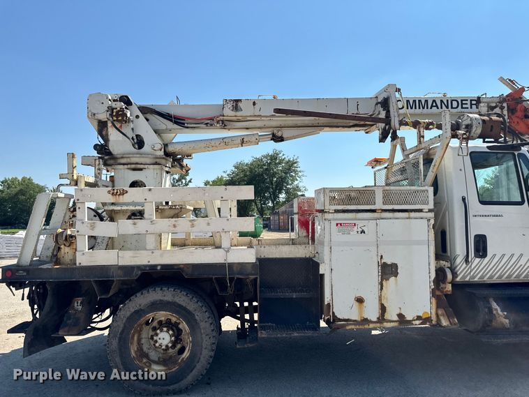 image for item FB5773 2003 International 4300 digger derrick truck