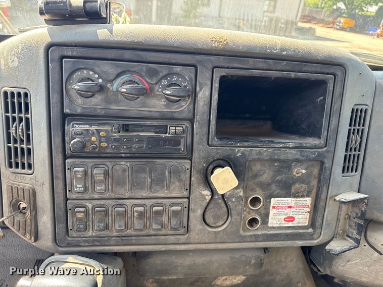 image for item FB5773 2003 International 4300 digger derrick truck