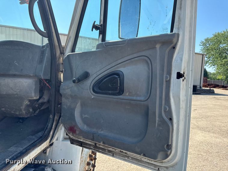 image for item FB5773 2003 International 4300 digger derrick truck