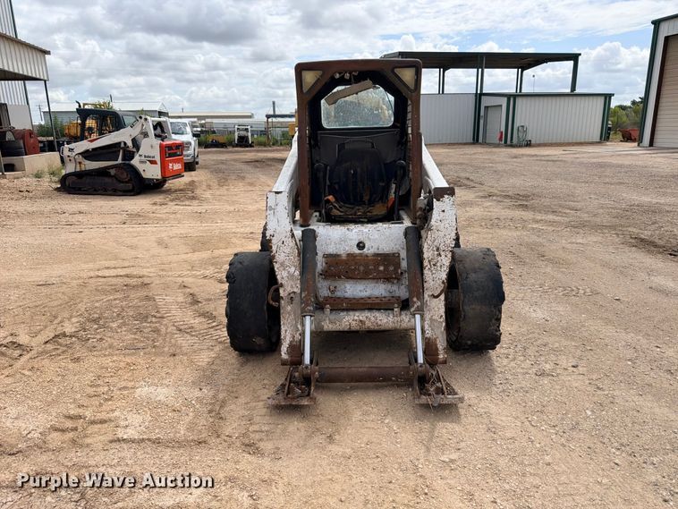 image for item FB8222 2004 Bobcat S220 skid steer loader