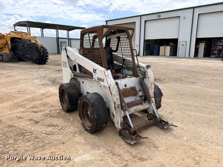 image for item FB8222 2004 Bobcat S220 skid steer loader