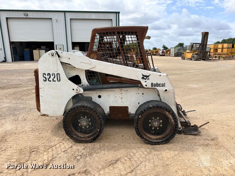 image for item FB8222 2004 Bobcat S220 skid steer loader