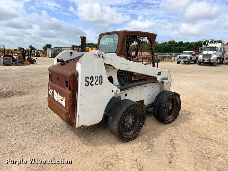 image for item FB8222 2004 Bobcat S220 skid steer loader