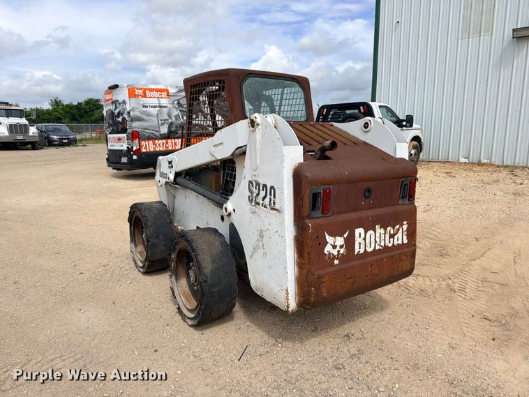 image for item FB8222 2004 Bobcat S220 skid steer loader