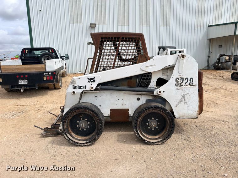 image for item FB8222 2004 Bobcat S220 skid steer loader