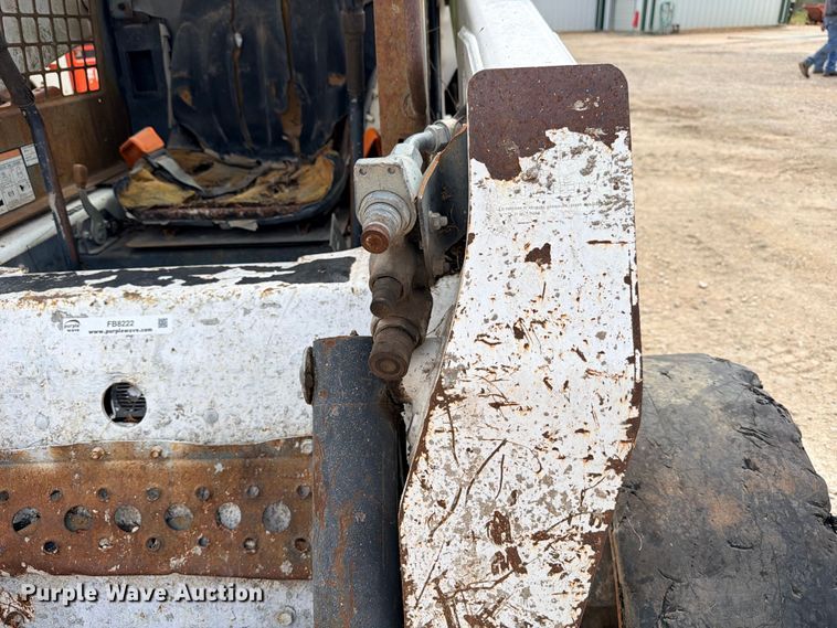 image for item FB8222 2004 Bobcat S220 skid steer loader