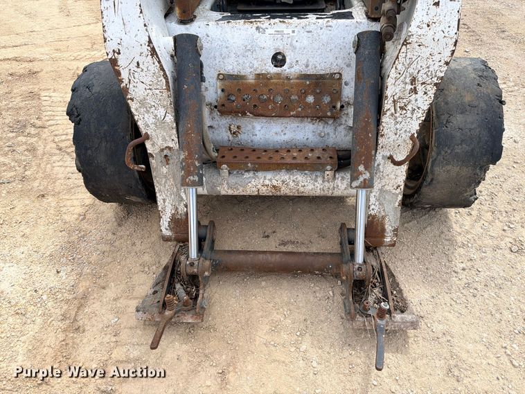 image for item FB8222 2004 Bobcat S220 skid steer loader
