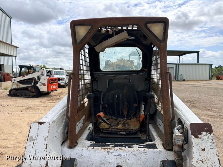 image for item FB8222 2004 Bobcat S220 skid steer loader