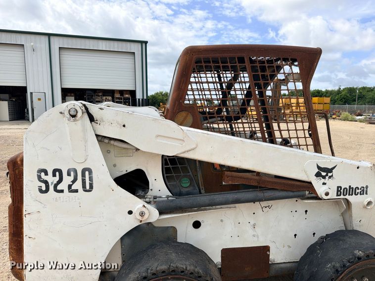 image for item FB8222 2004 Bobcat S220 skid steer loader