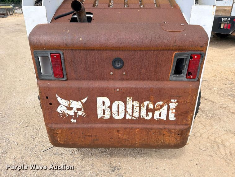 image for item FB8222 2004 Bobcat S220 skid steer loader