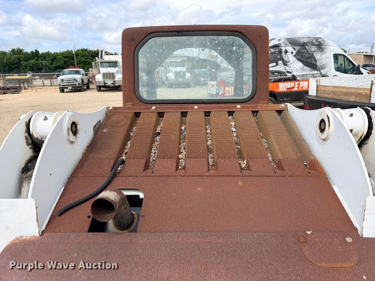 image for item FB8222 2004 Bobcat S220 skid steer loader