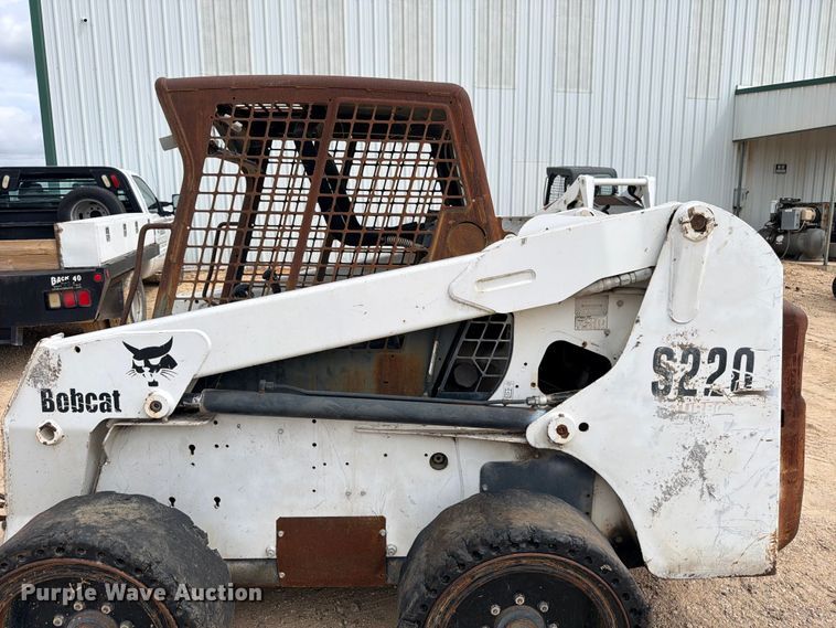 image for item FB8222 2004 Bobcat S220 skid steer loader