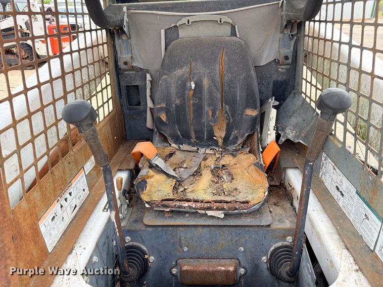 image for item FB8222 2004 Bobcat S220 skid steer loader
