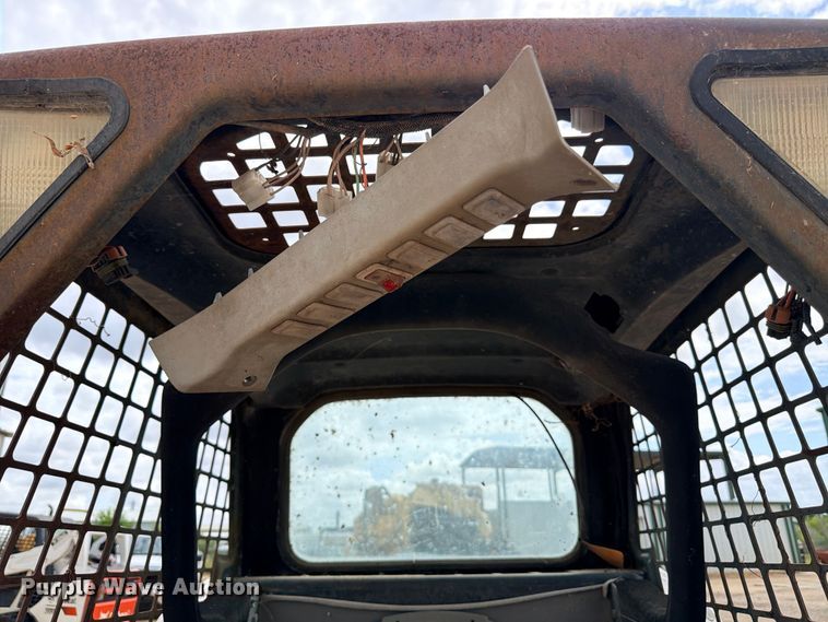 image for item FB8222 2004 Bobcat S220 skid steer loader