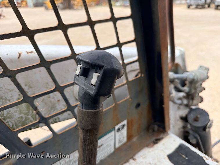 image for item FB8222 2004 Bobcat S220 skid steer loader