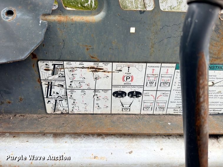 image for item FB8222 2004 Bobcat S220 skid steer loader