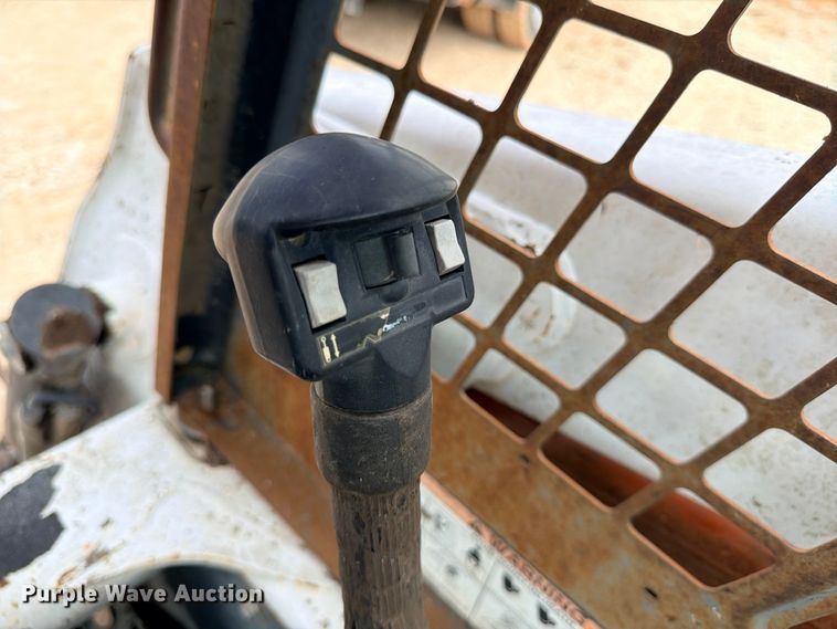 image for item FB8222 2004 Bobcat S220 skid steer loader