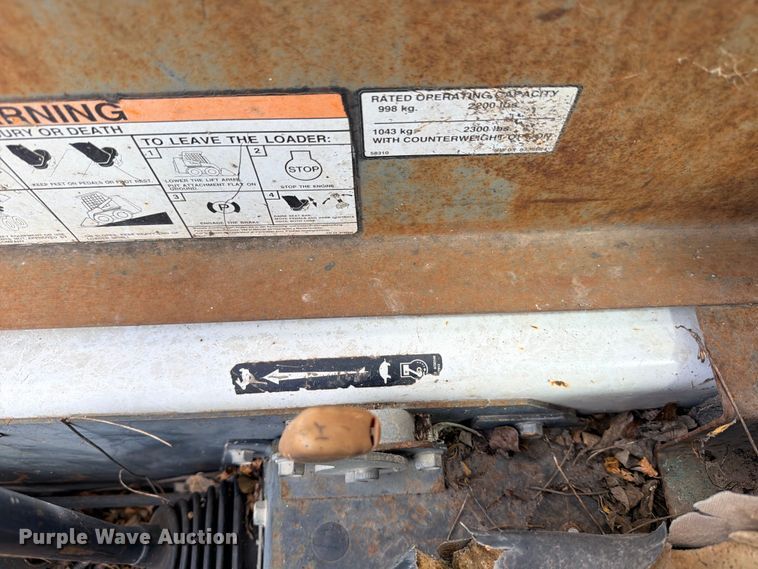image for item FB8222 2004 Bobcat S220 skid steer loader