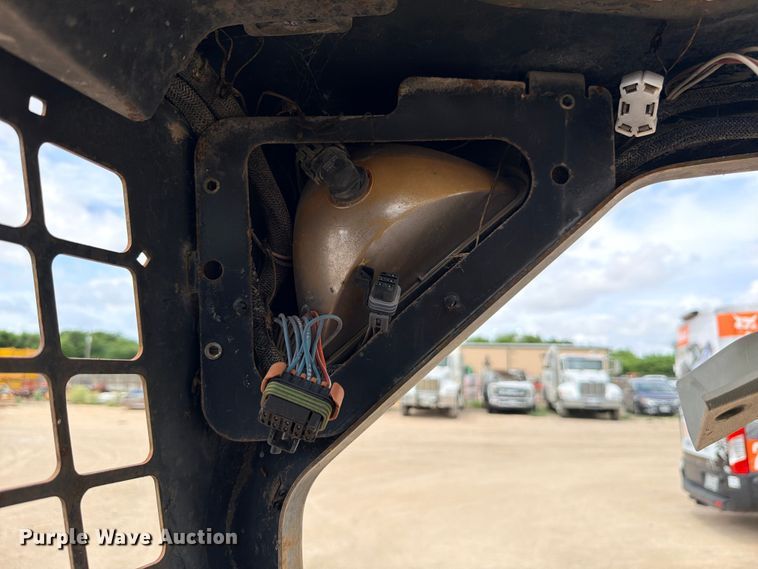 image for item FB8222 2004 Bobcat S220 skid steer loader