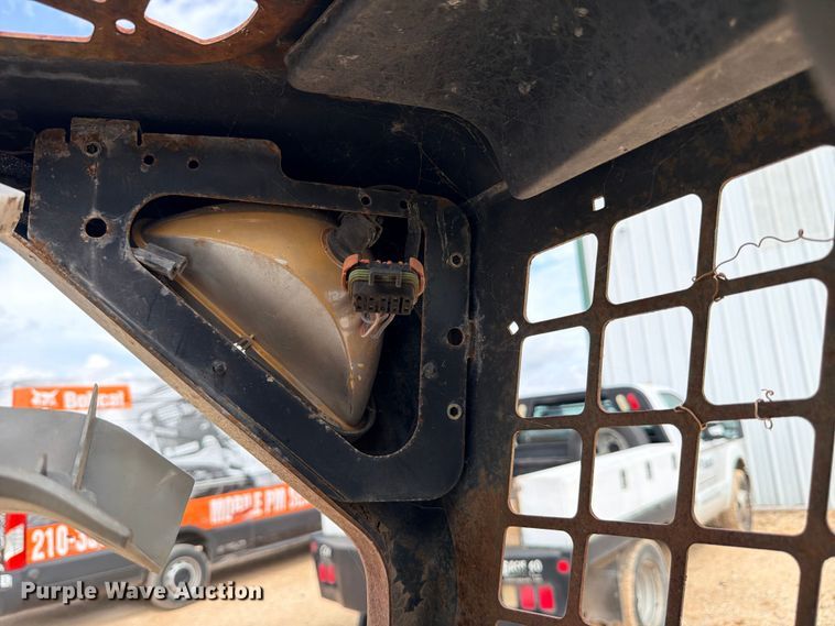 image for item FB8222 2004 Bobcat S220 skid steer loader