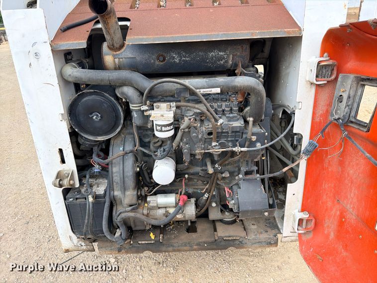 image for item FB8222 2004 Bobcat S220 skid steer loader