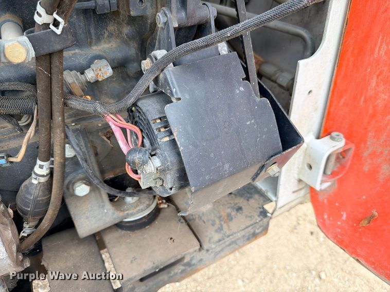 image for item FB8222 2004 Bobcat S220 skid steer loader