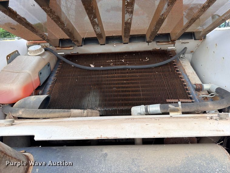 image for item FB8222 2004 Bobcat S220 skid steer loader