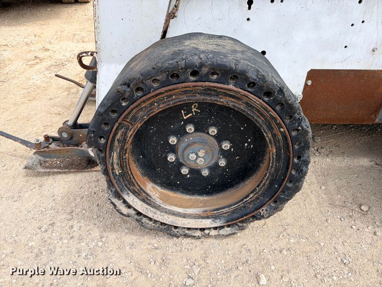 image for item FB8222 2004 Bobcat S220 skid steer loader