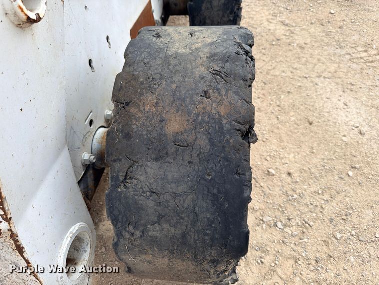 image for item FB8222 2004 Bobcat S220 skid steer loader
