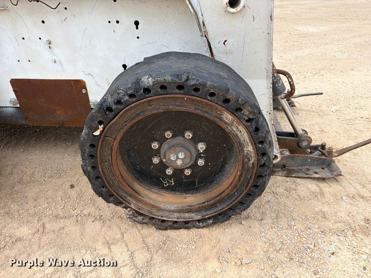 image for item FB8222 2004 Bobcat S220 skid steer loader