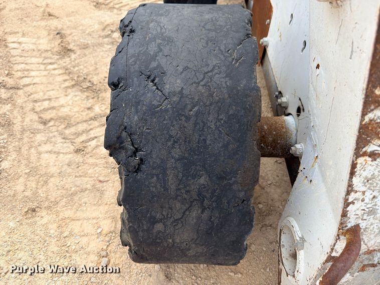 image for item FB8222 2004 Bobcat S220 skid steer loader